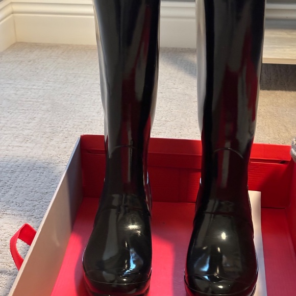 Hunter Original Tall Gloss Rain Boots & Cable Boot Socks - Picture 5 of 8